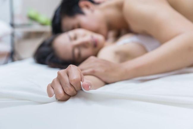 Nam giới quan hệ lâu ra có phải yếu sinh lý không?