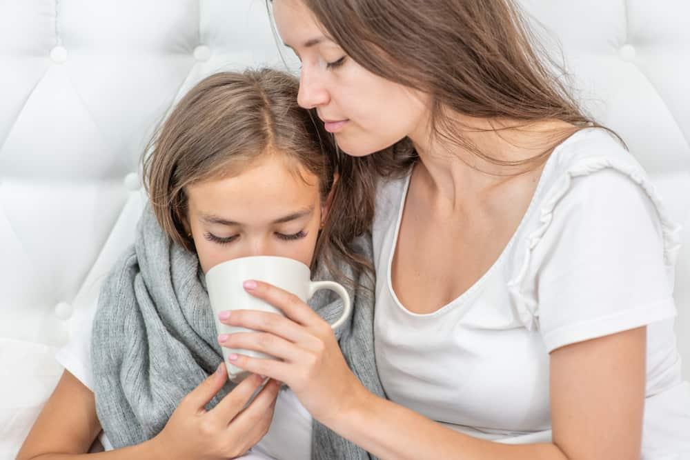 trẻ bị ngộ độc thức ăn nên làm gì