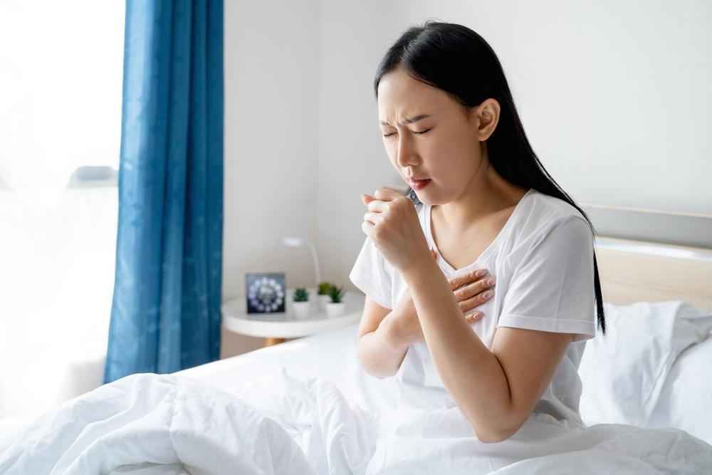 Khạc đờm màu vàng đặc, có lẫn máu là bệnh gì?