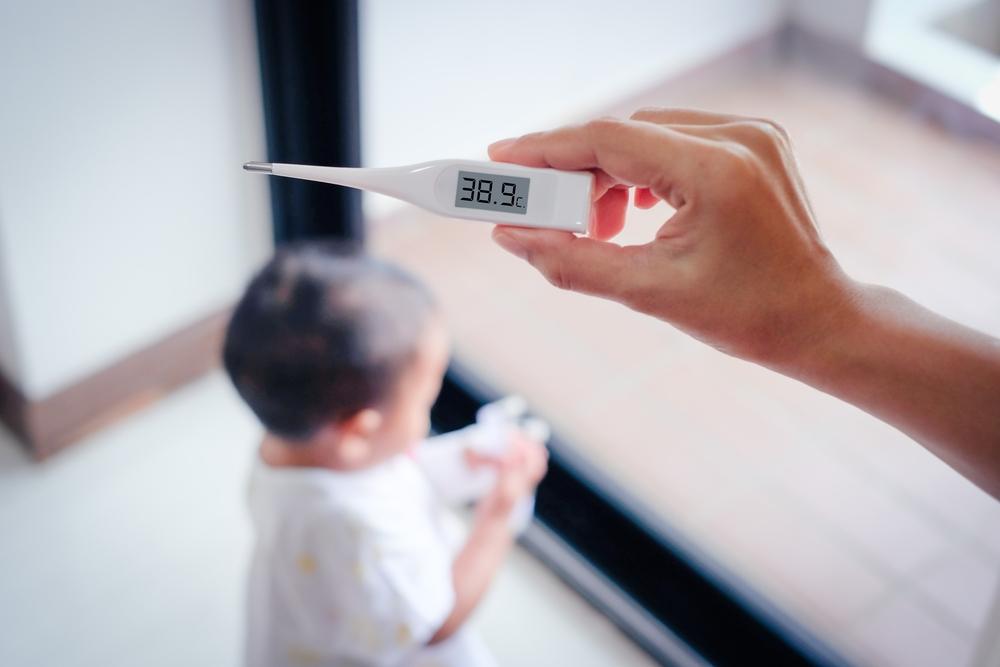 Làm gì khi trẻ bị sốt co giật tại nhà? Cách xử lý đúng, an toàn