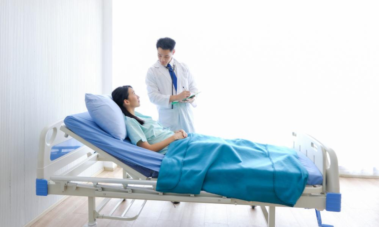 Tiểu buốt tiểu rắt ra máu ở nữ do đâu? biến chứng và cách điều trị