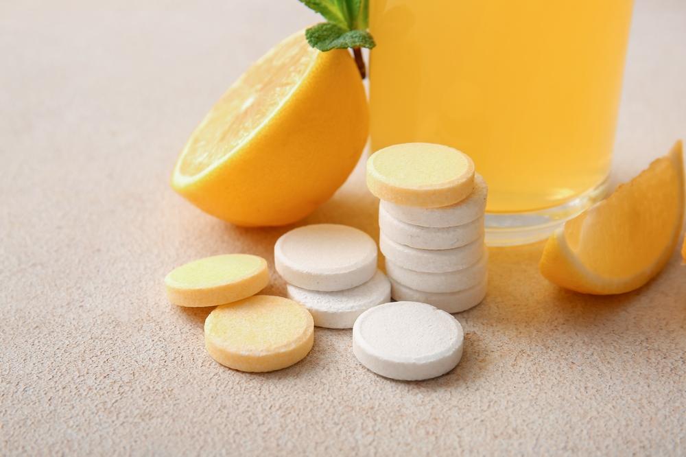 Uống canxi và vitamin C cùng lúc được không? Lưu ý gì khi dùng 2 loại vi chất này?