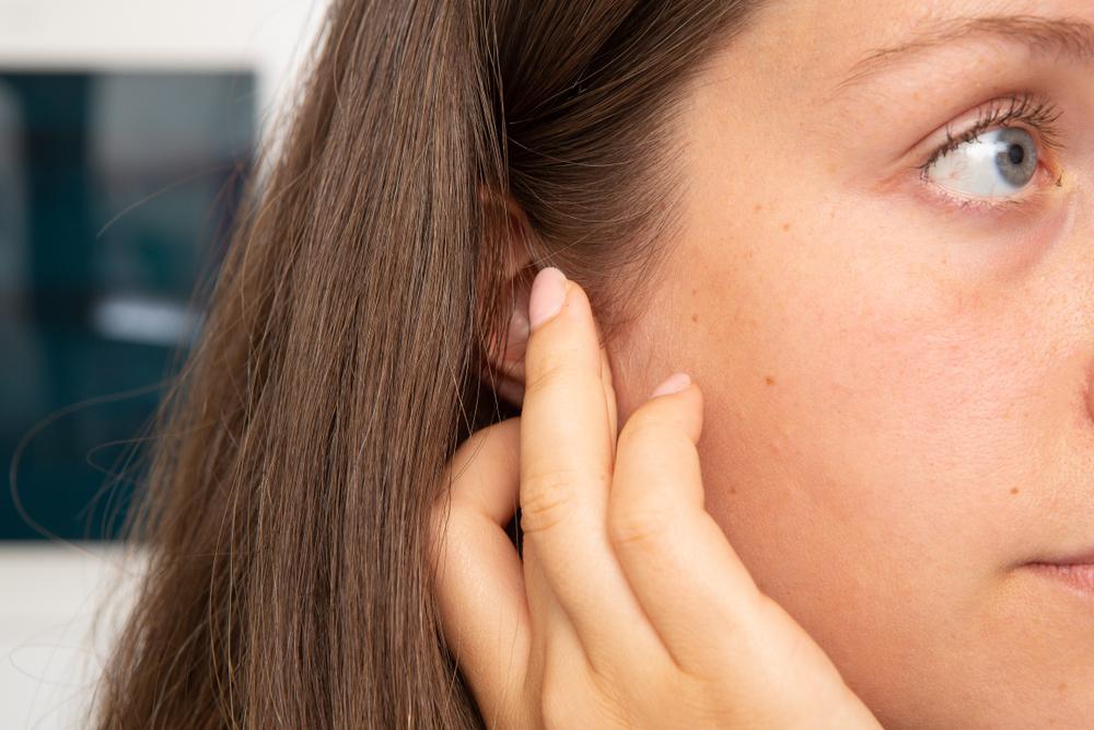 Dấu hiệu nhiễm trùng khi bấm lỗ tai và cách xử trí