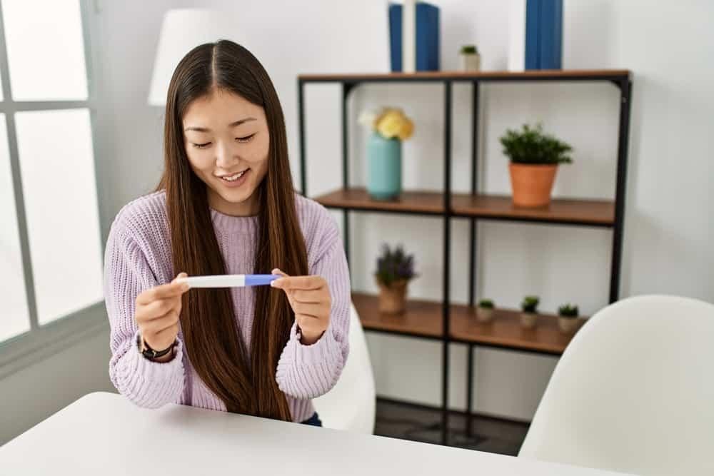 Tư vấn chuyên gia: Nên dùng que thử thai vào sáng hay tối?