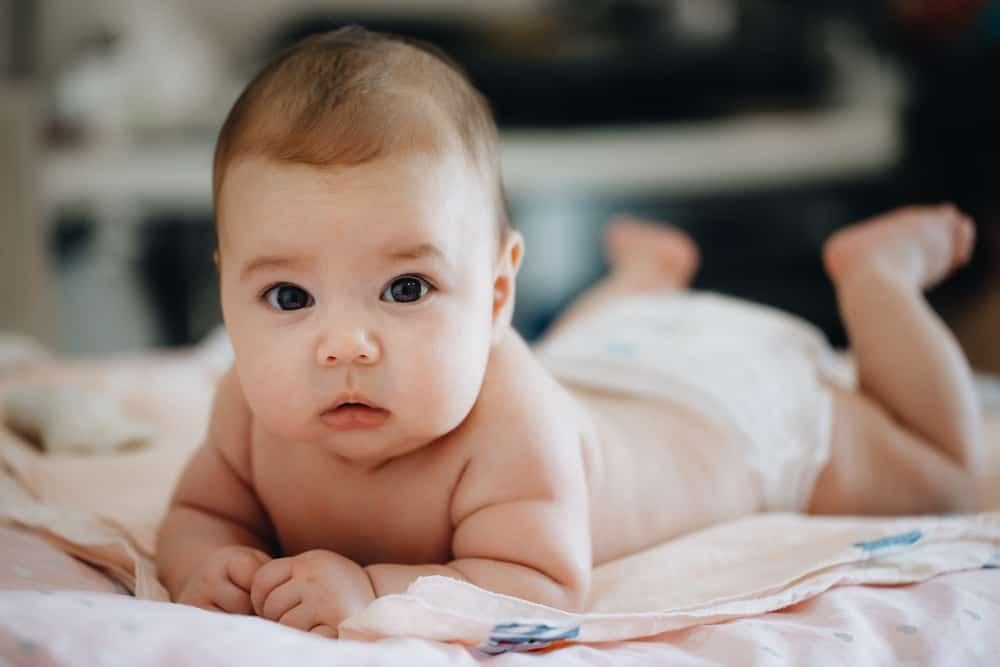 Trẻ sơ sinh ngóc đầu sớm có sao không? Điều gì đang xảy ra với bé?