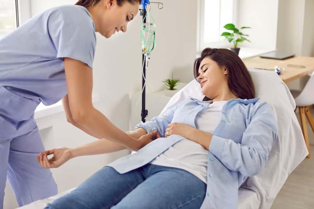 [Góc giải đáp thắc mắc] Mẹ bầu có được truyền nước không?