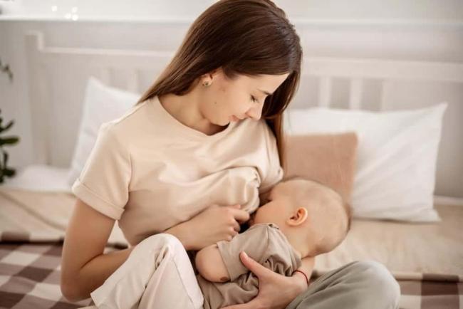 Cho con bú uống bia được không? Mẹo uống bia an toàn cho mẹ và bé
