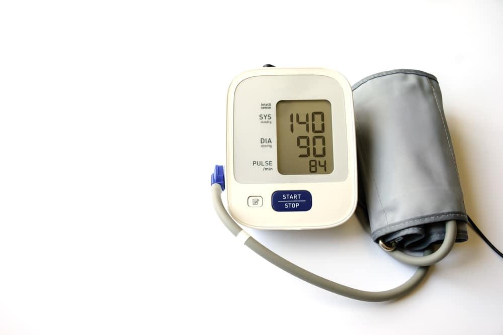 Huyết áp 140/90 mmHg có cao không, nguy hiểm không và khi nào cần uống thuốc?