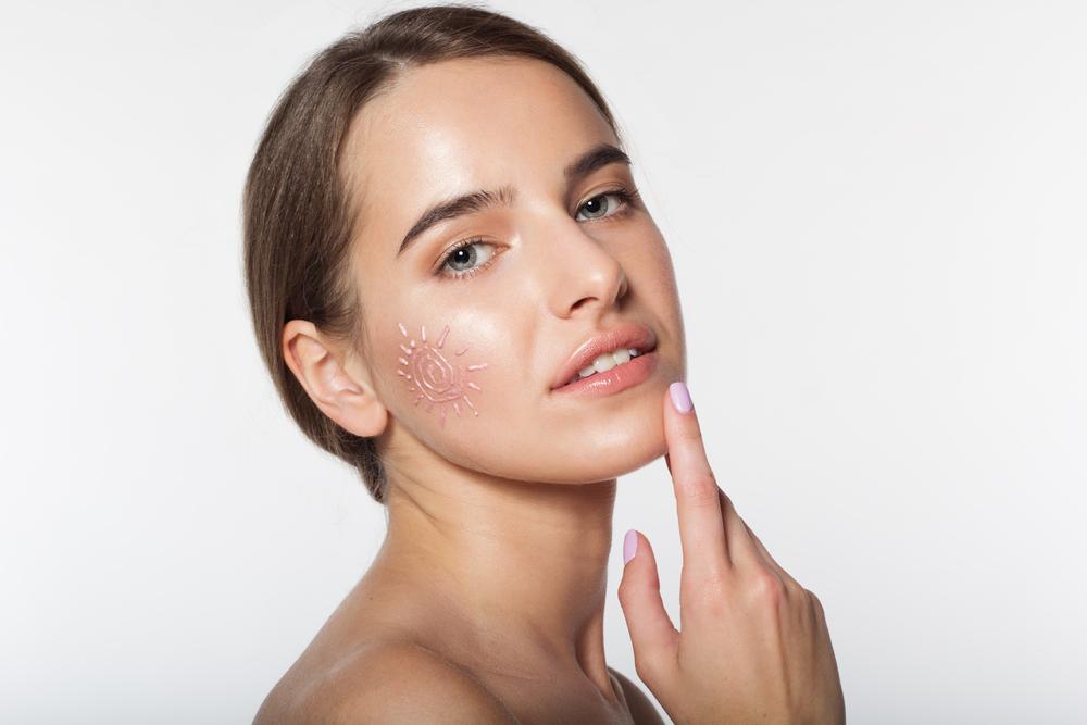 Tại sao bôi kem chống nắng bị vón cục? Làm sao để khắc phục?