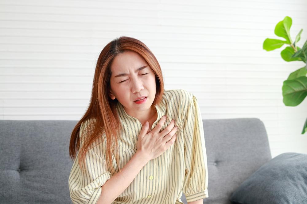 Bị đau ngực bên trái ở nữ: Nguyên nhân, triệu chứng và điều trị