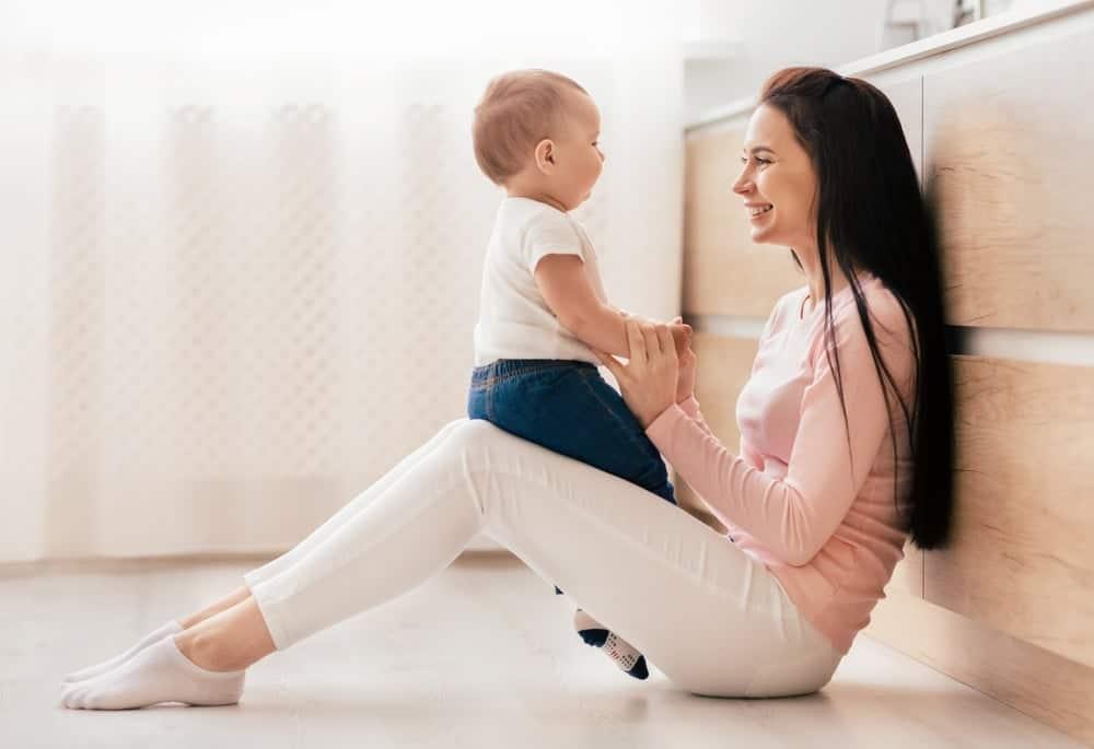 Cho trẻ tập ngồi sớm có bị gù lưng không? Trẻ mấy tháng nên tập ngồi?