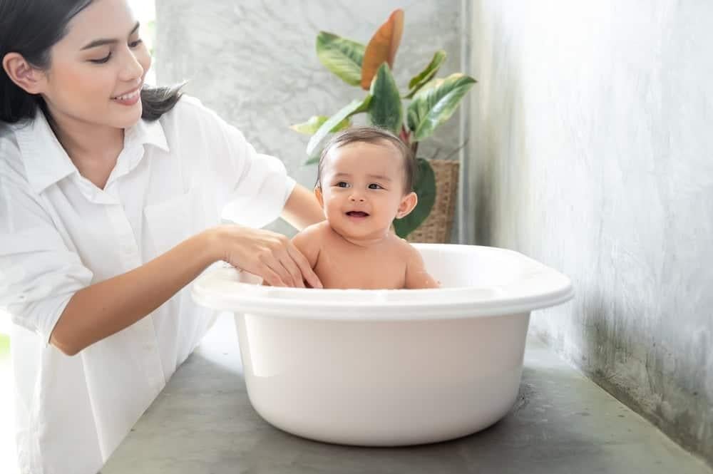 Trẻ bị rôm sảy tắm lá gì để nhanh hết ngứa và mẩn đỏ?