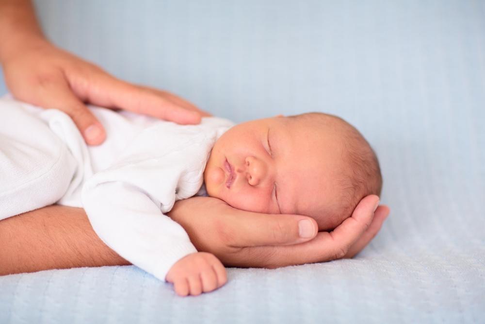 Trẻ sơ sinh ngủ ngáy có sao không và khi nào cần đi khám ngay?