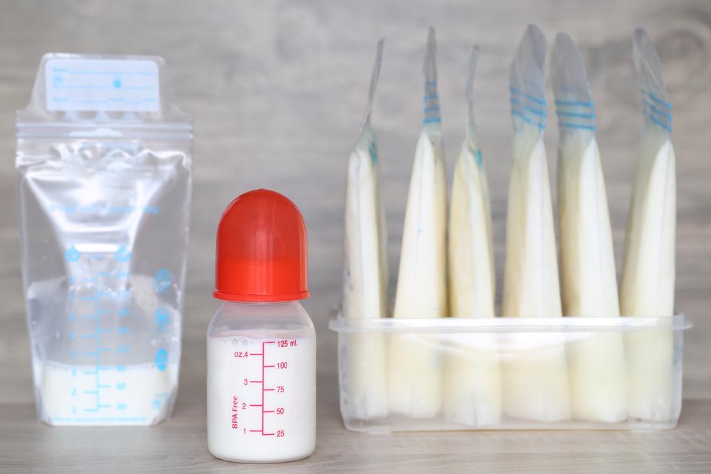 Sữa mẹ và sữa công thức uống cách nhau bao lâu khi mẹ dặm sữa ngoài cho con?