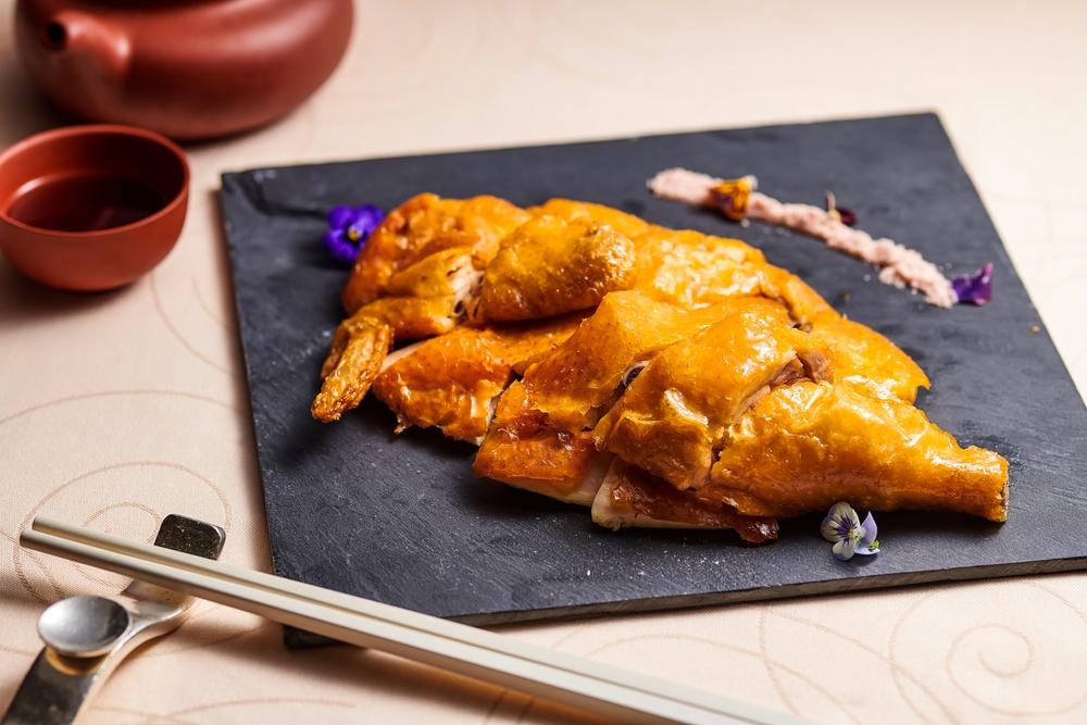 Cách làm gà ủ muối vàng giòn, đượm vị, phù hợp với người bệnh mạn tính