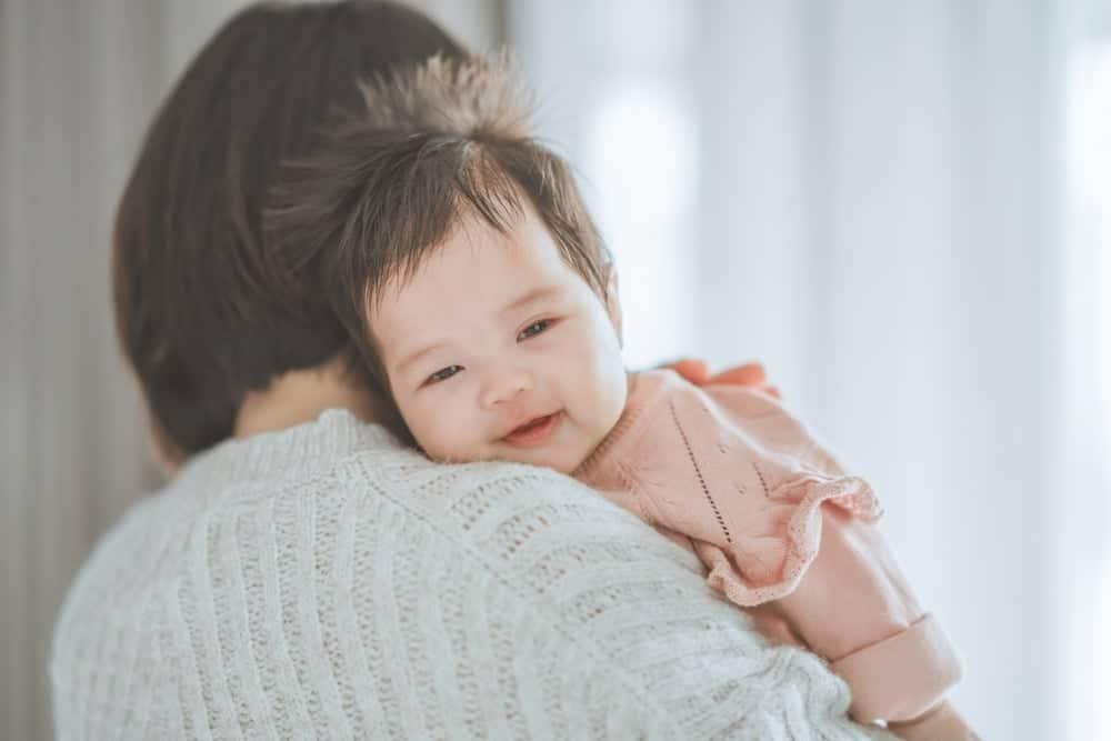 Trộn sữa mẹ với sữa công thức cho bé bú: Liệu có an toàn không?