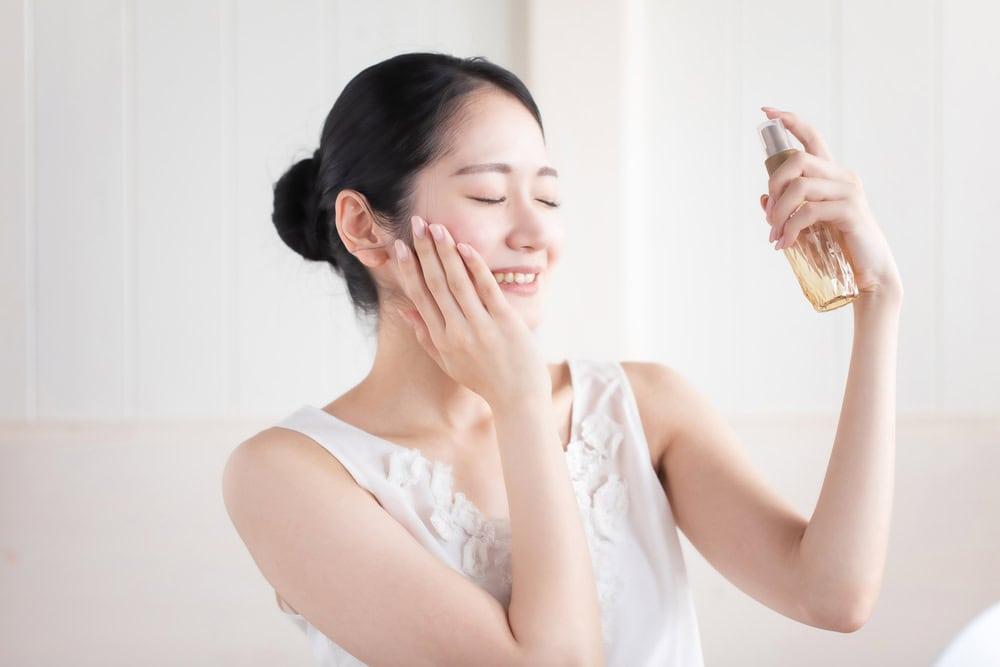 Xịt khoáng cho da dầu mụn có công dụng gì và nên chọn như thế nào?