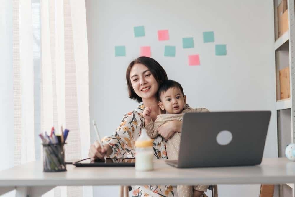 Chọn sữa công thức nào giống sữa mẹ để hỗ trợ mẹ chăm bé khỏe khi đi làm lại