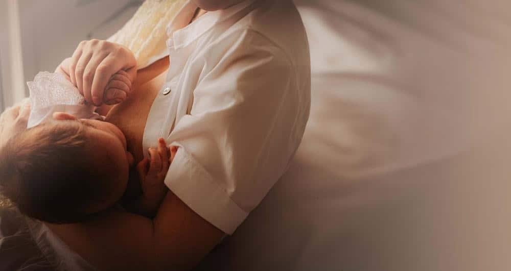 Mẹ mới sinh không có sữa phải làm sao bổ sung sữa cho bé vừa đủ lượng vừa giúp bé có hệ tiêu hóa khỏe? Sữa công thức bổ sung 6 HMOs, thành phần đạt 58% tổng lượng HMO trong sữa mẹ sẽ là “trợ thủ”!