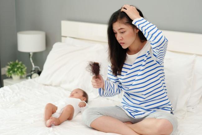 Rụng tóc sau sinh: Nguyên nhân và cách khắc phục