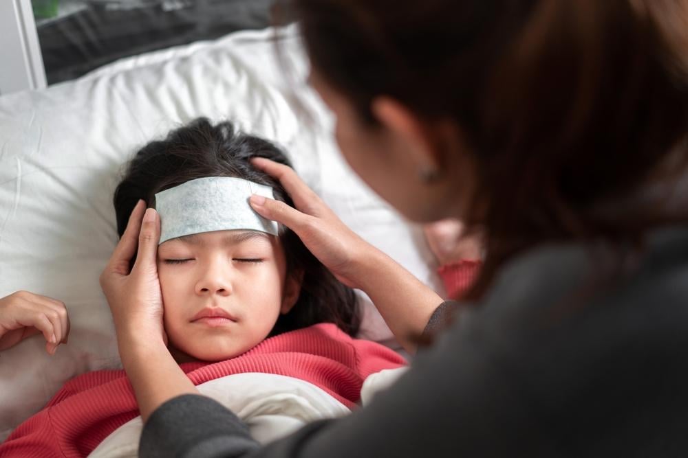 Sau khi tiêm HPV, bé có thể sốt, buồn nôn hoặc sưng tấy quanh vùng da tiêm.