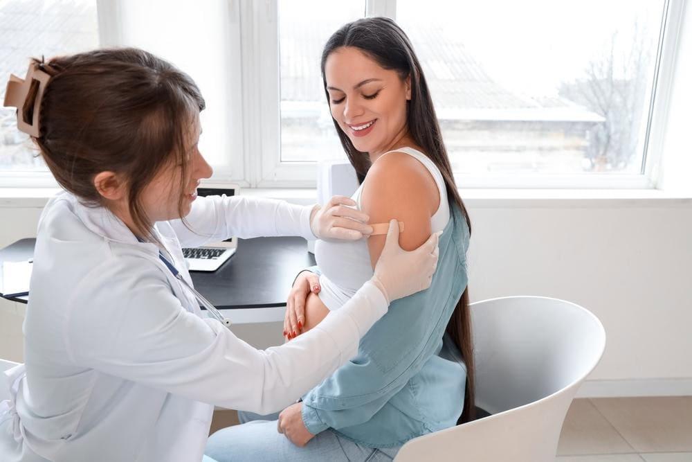 Bà bầu tiêm uốn ván mũi 2 muộn có sao không?