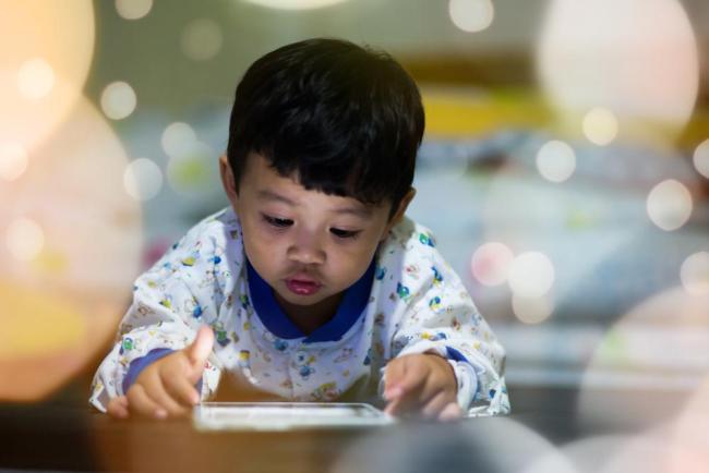 Trẻ chậm nói: Nguyên nhân, dấu hiệu, chẩn đoán và cách khắc phục