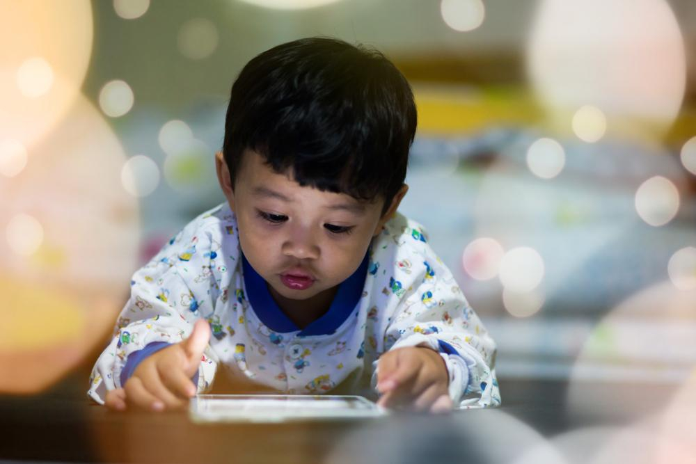Trẻ chậm nói: Nguyên nhân, dấu hiệu, chẩn đoán và cách khắc phục