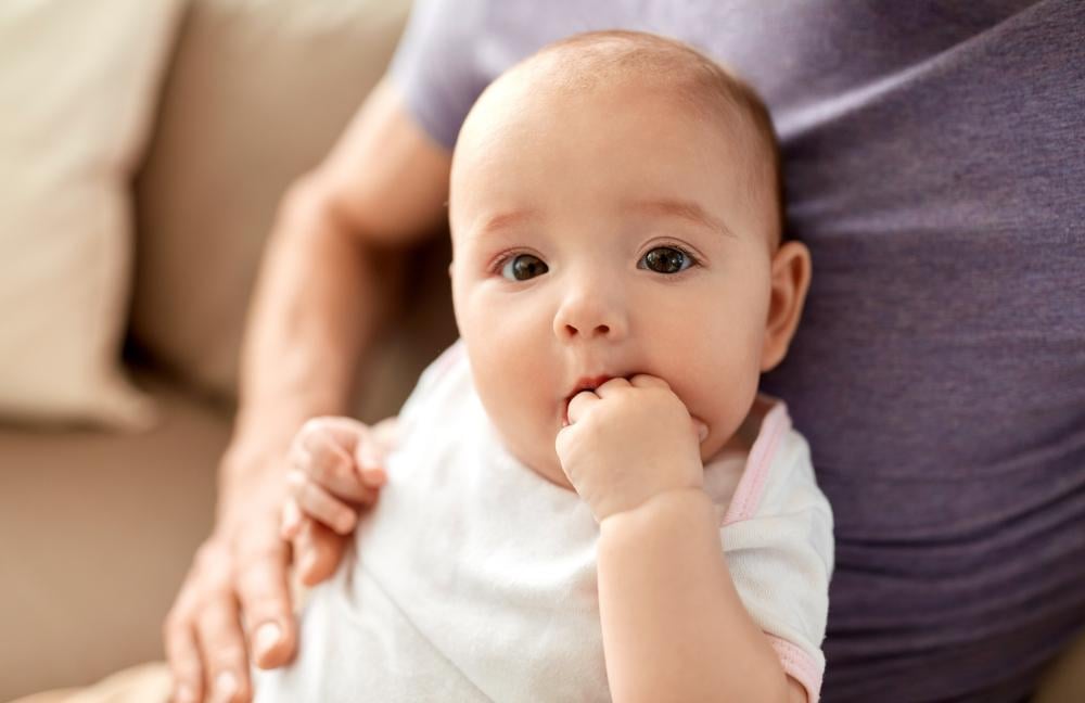 cần làm gì khi bé sốt mọc răng