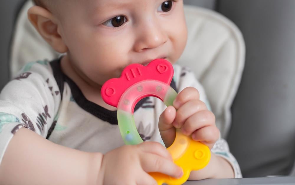 bé sốt mọc răng