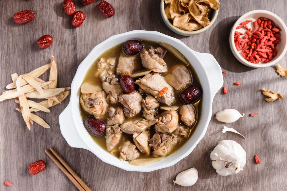 . Cách làm bồ câu hầm thuốc bắc hạt sen