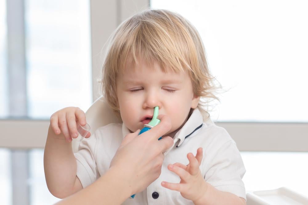 bé bị nghẹt mũi phải làm sao