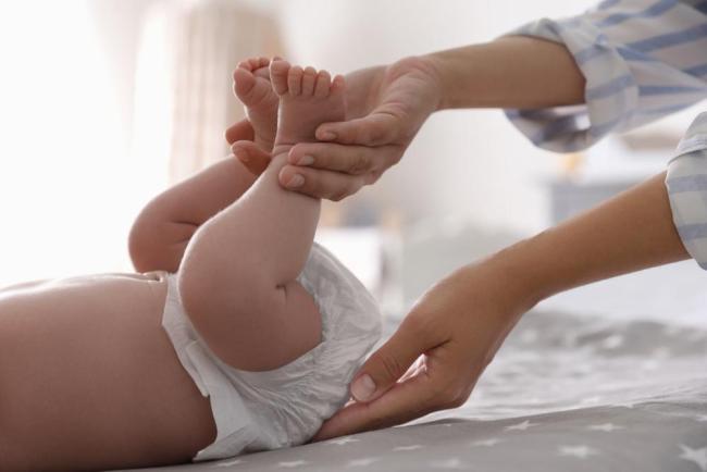 Hướng dẫn 5 bước chuẩn trong cách thay bỉm cho trẻ sơ sinh