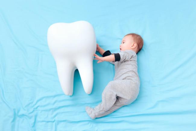 Trẻ đi tướt mọc răng là gì? Nguyên nhân, dấu hiệu và cách xử lý