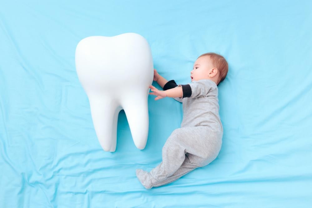 Trẻ đi tướt mọc răng là gì? Nguyên nhân, dấu hiệu và cách xử lý