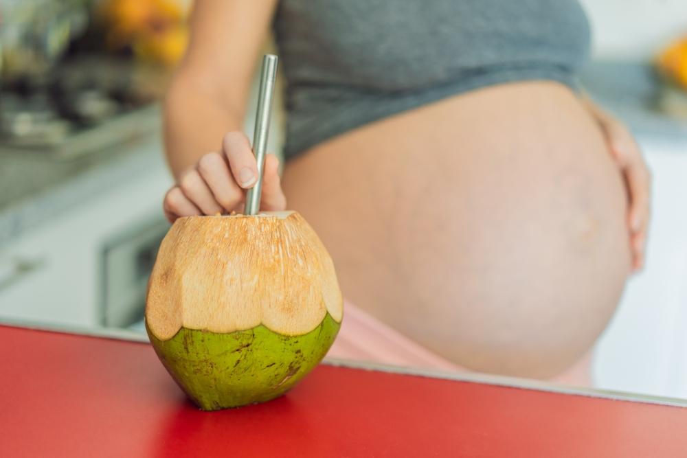 Mẹ bầu dư ối có nên uống nước dừa không?
