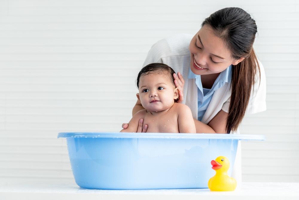 Mách nhỏ 2 cách làm nước cốt gừng tắm cho bé