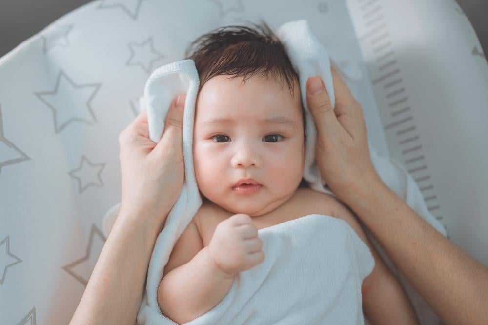 tắm cho bé với nước gừng