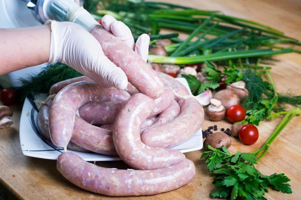 Cách làm xúc xích cho bé với tôm thịt 
