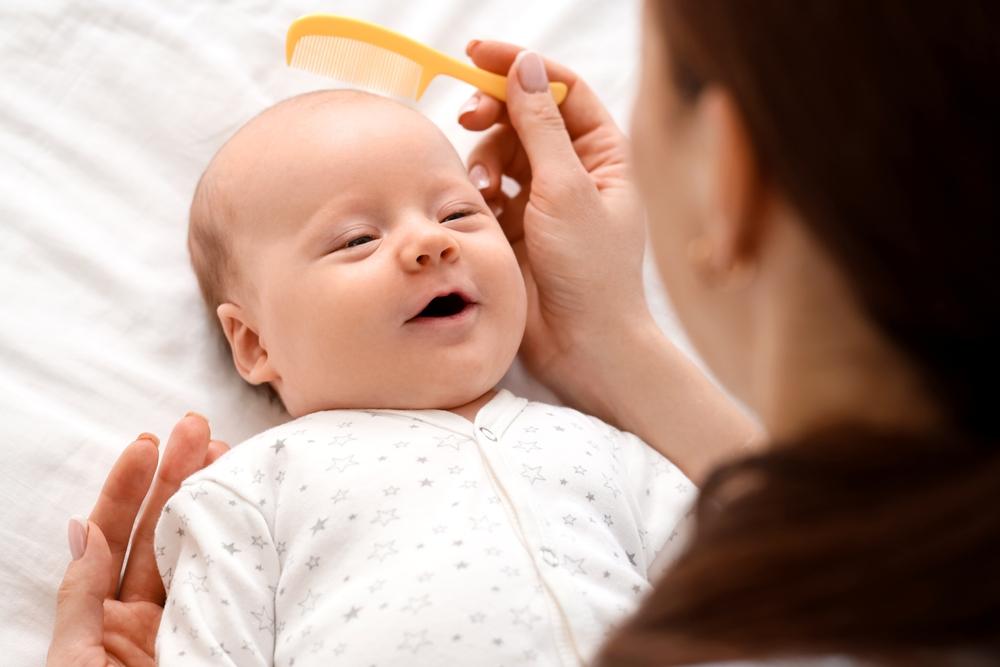 6 nguyên nhân da đầu trẻ sơ sinh có vảy trắng và cách khắc phục