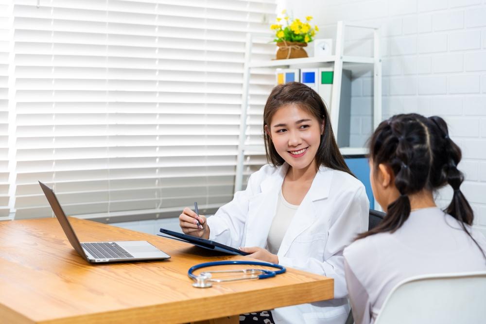 Vì sao mẹ cần tuân thủ điều trị cho bé và hỗ trợ tâm lý cho trẻ dậy thì sớm?