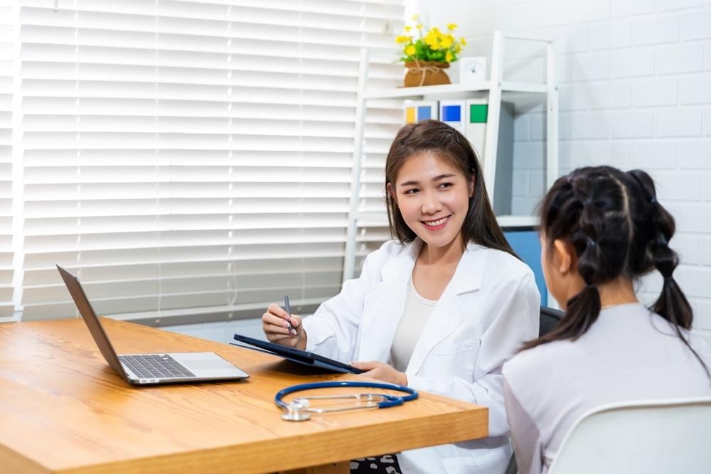 Vì sao mẹ cần tuân thủ điều trị cho bé và hỗ trợ tâm lý cho trẻ dậy thì sớm?