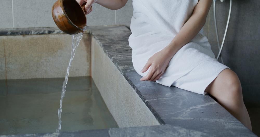 sau sinh có kiêng tắm không