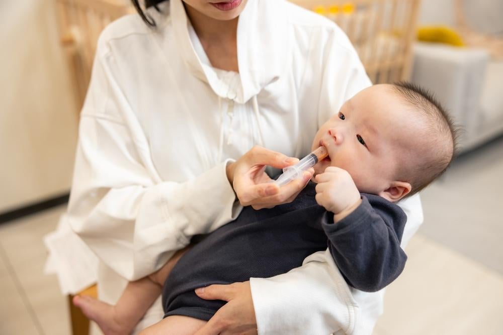 cách cho bé uống thuốc dễ dàng