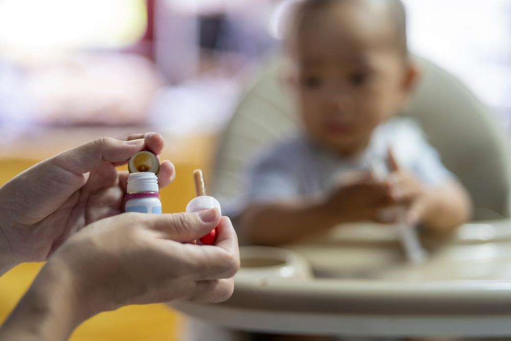 Chuyên gia giải đáp: Pha thuốc với sữa công thức có được không?