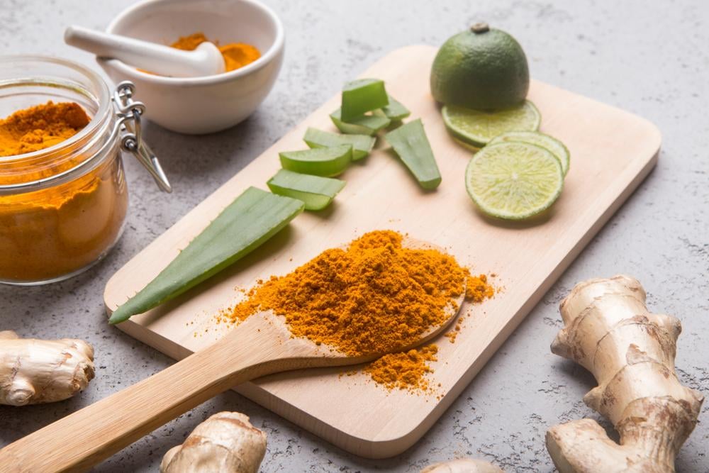 Sau sinh có nên bôi rượu nghệ lên mặt