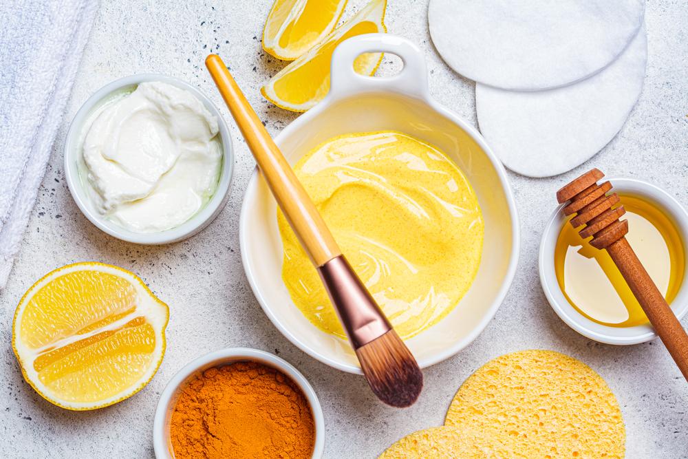 Sau sinh có nên bôi rượu nghệ lên mặt