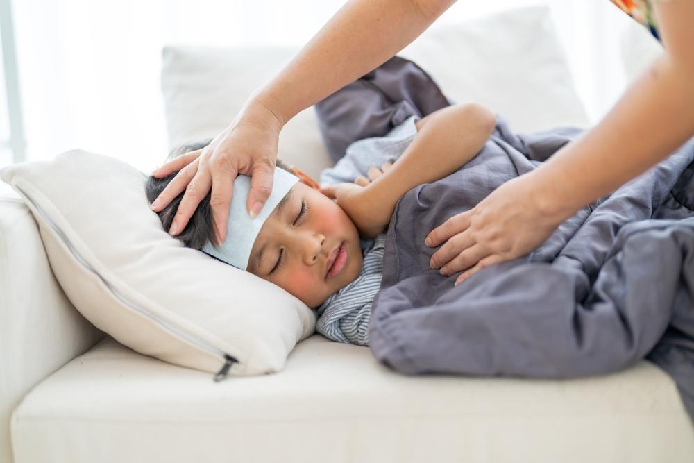 Sốt lạnh run người ở trẻ em do đâu? Cách xử lý tại nhà và khi nào đi viện?