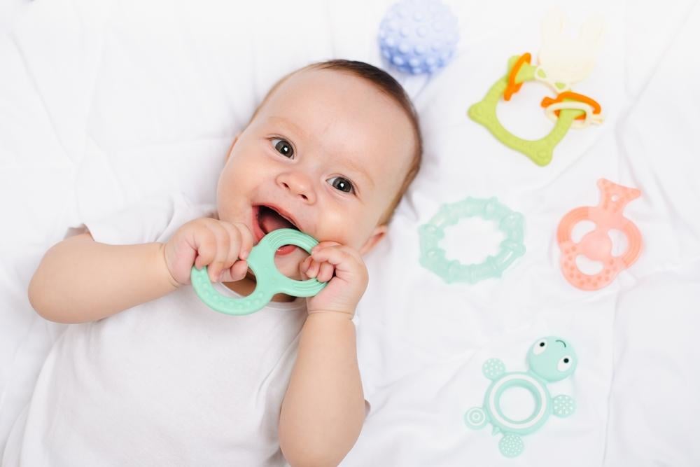trẻ chậm mọc răng là do đâu