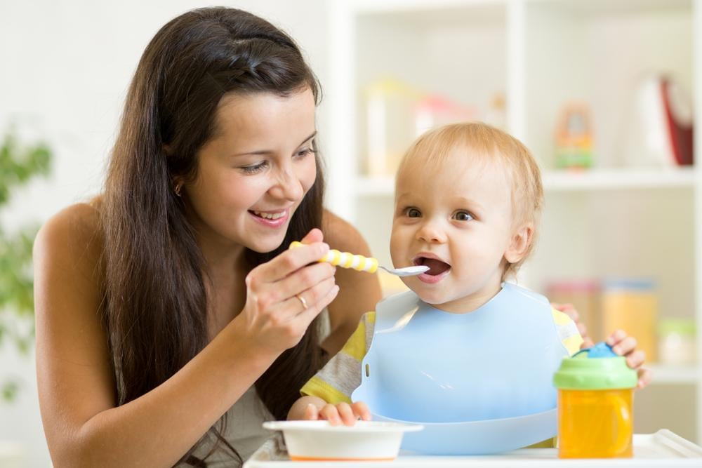 trẻ sơ sinh hay lè lưỡi và nhai miệng
